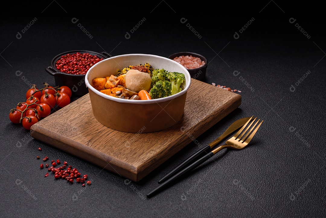 Legumes e verduras em prato em uma mesa de concreto