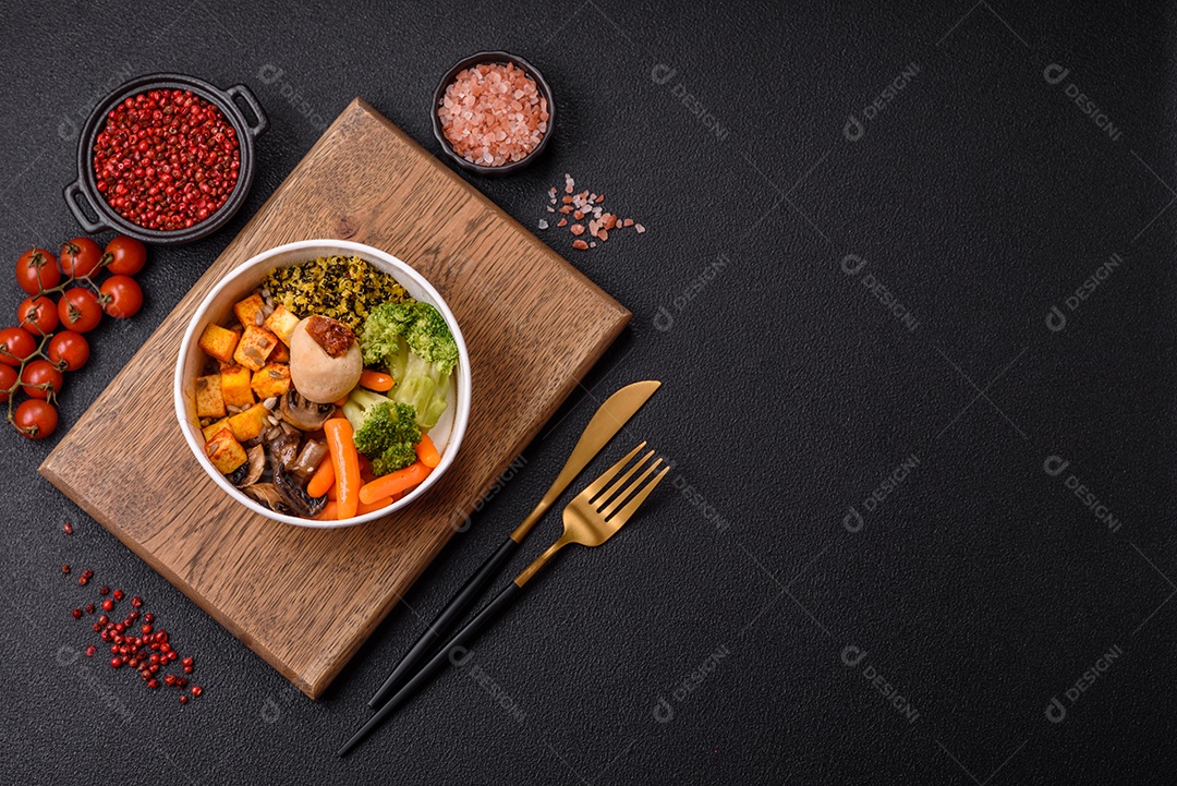 Legumes e verduras em prato em uma mesa de concreto
