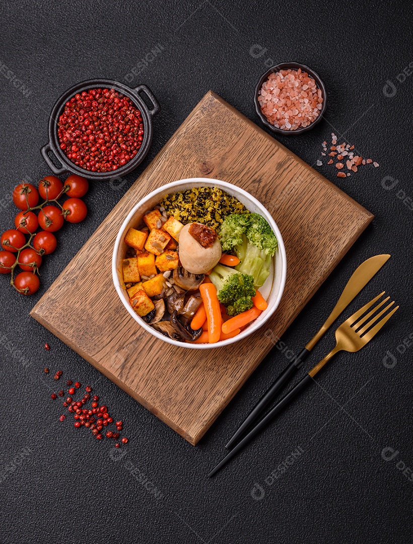 Legumes e verduras sobre prato em uma mesa de concreto