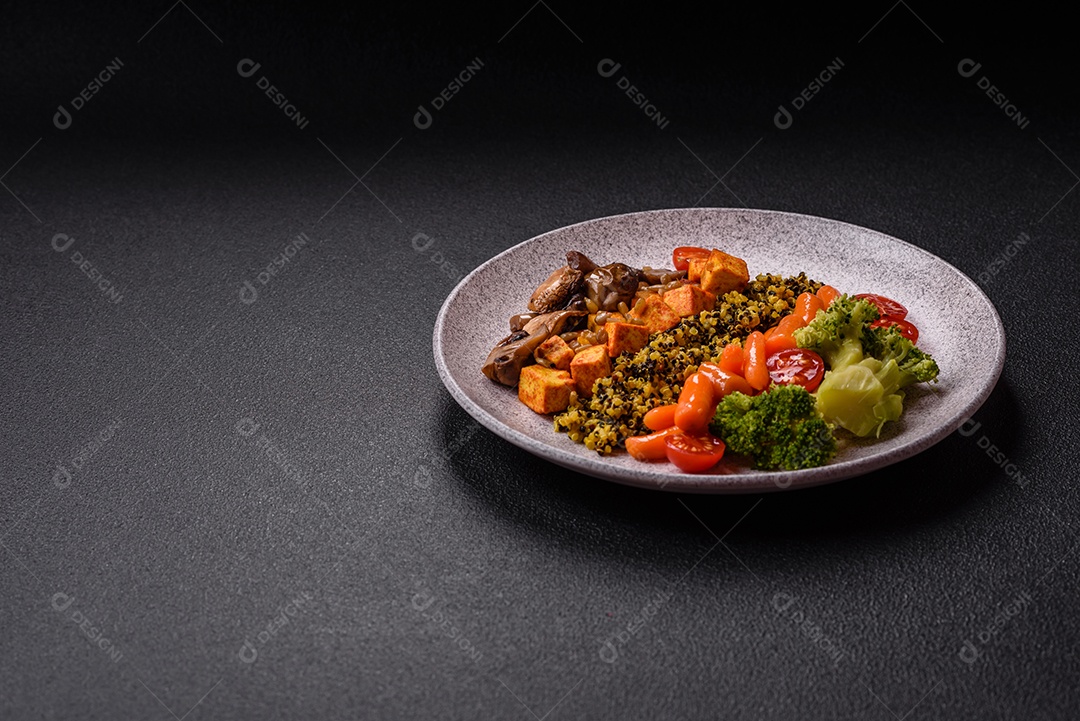 Legumes e verduras em prato em uma mesa de concreto