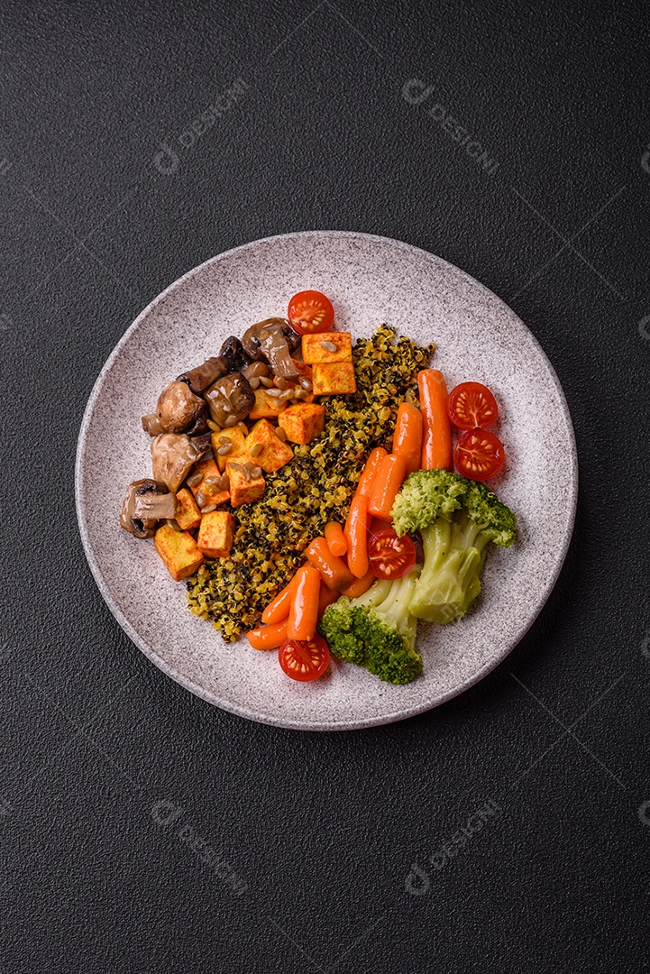 Legumes e verduras em prato em uma mesa de concreto