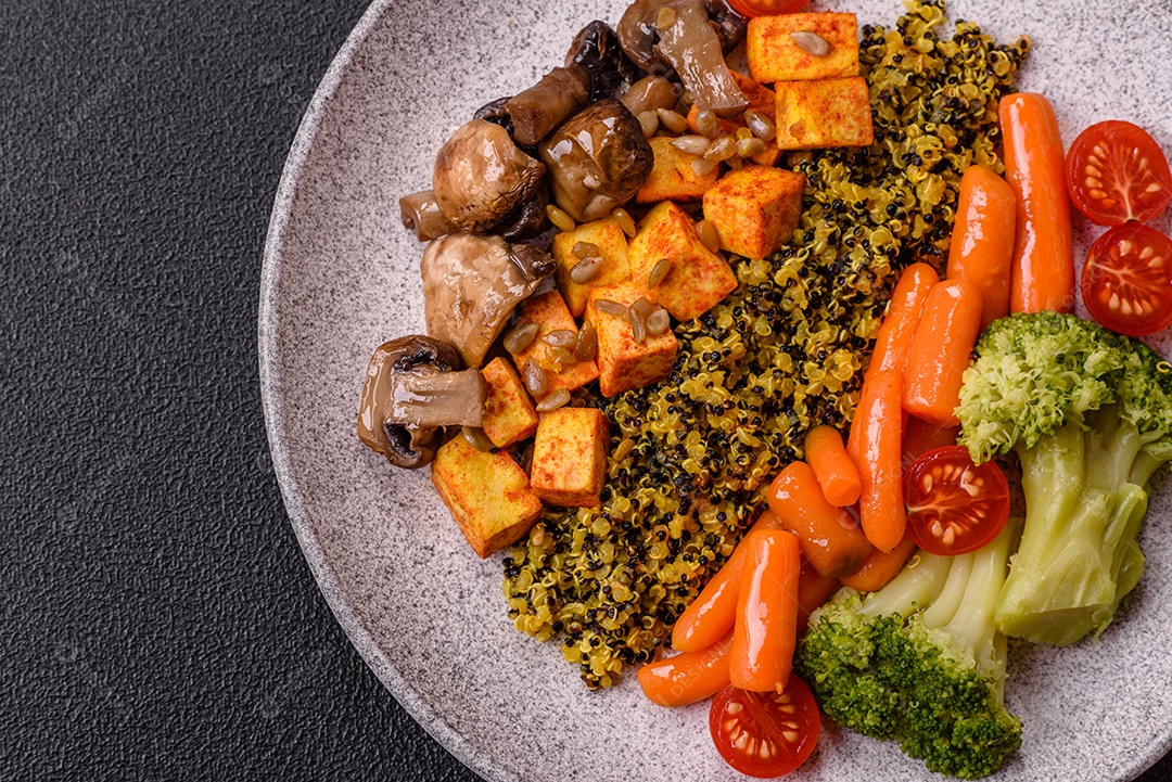 Legumes e verduras em prato em uma mesa de concreto