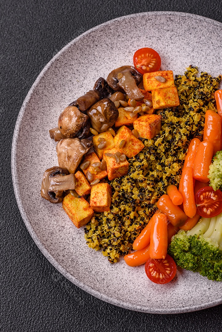 Legumes e verduras em prato em uma mesa de concreto