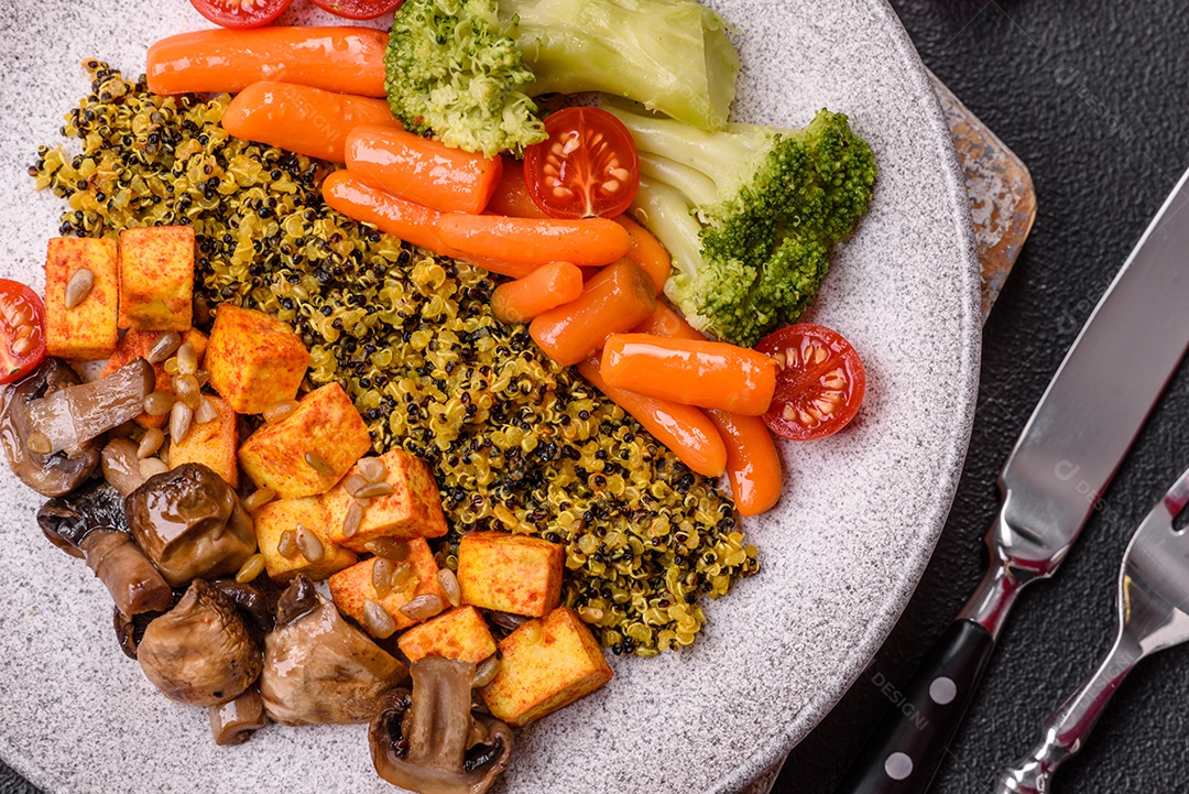 Legumes e verduras em prato em uma mesa de concreto