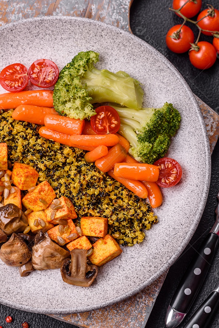 Legumes e verduras em prato em uma mesa de concreto