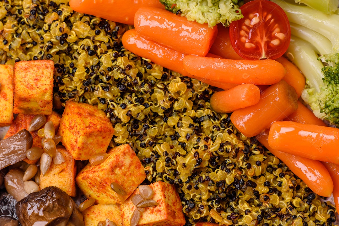 Legumes e verduras em prato em uma mesa de concreto