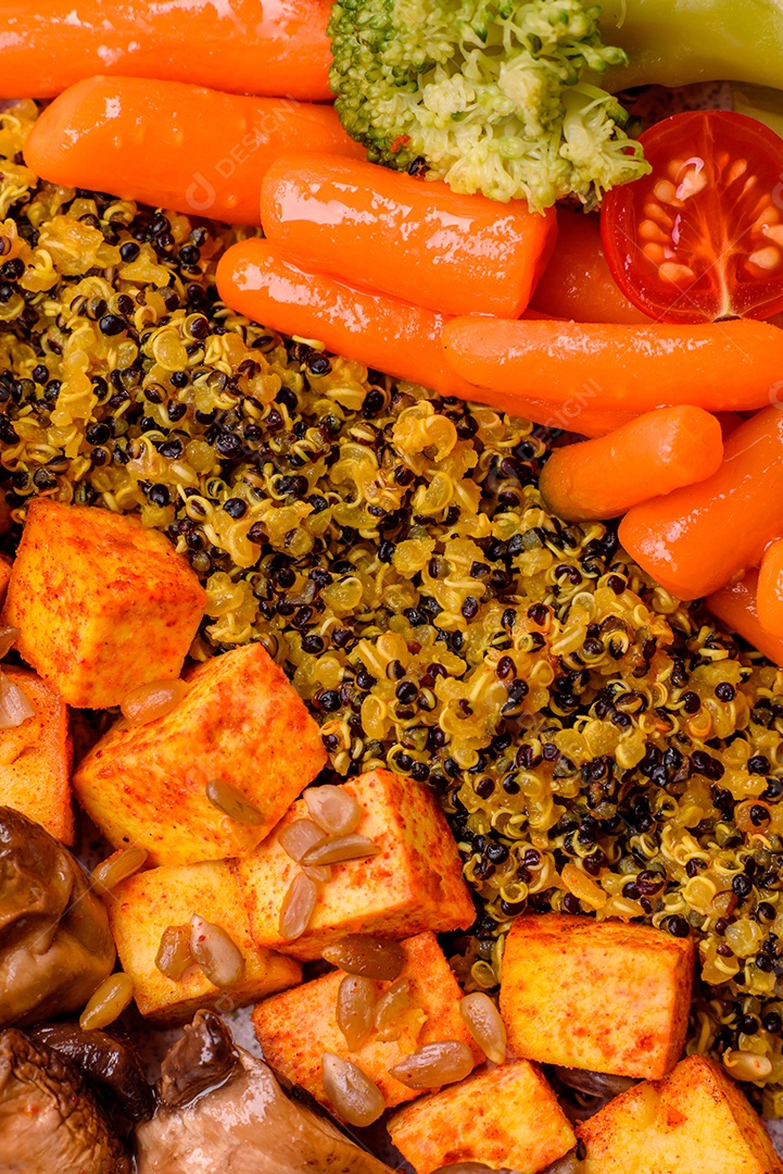 Legumes e verduras sobre prato em uma mesa de concreto