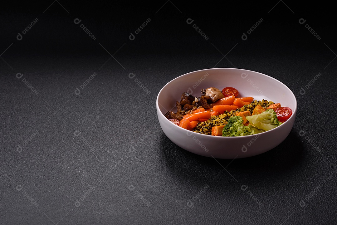 Legumes e verduras sobre prato em uma mesa de concreto