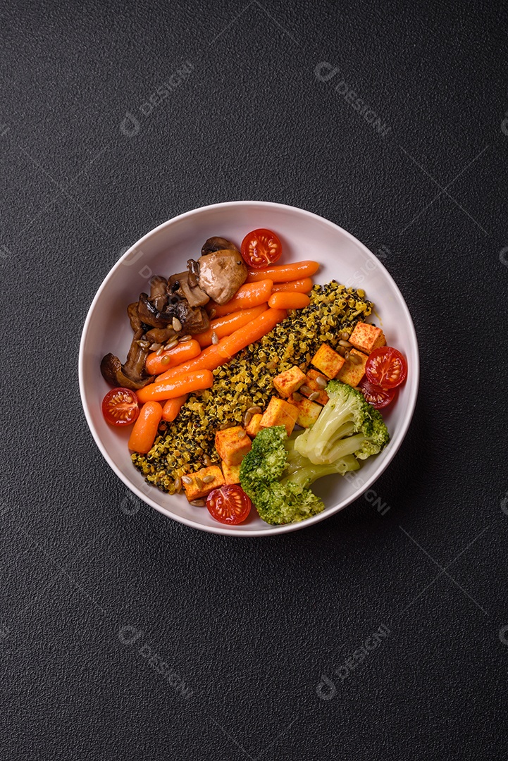 Legumes e verduras sobre prato em uma mesa de concreto