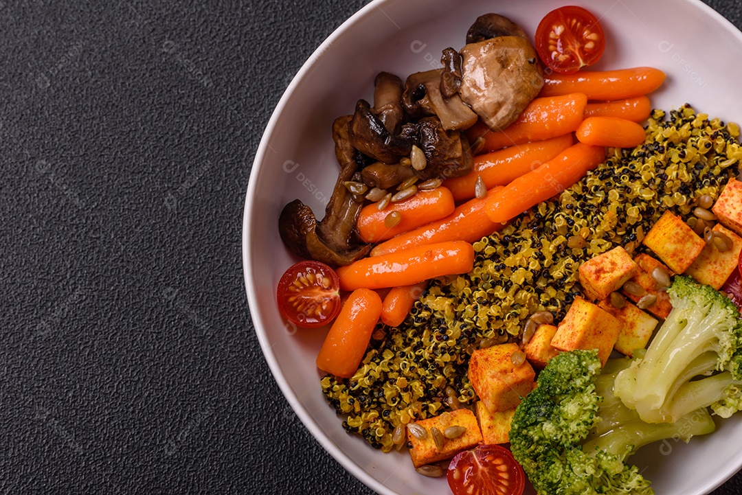Legumes e verduras sobre prato em uma mesa de concreto