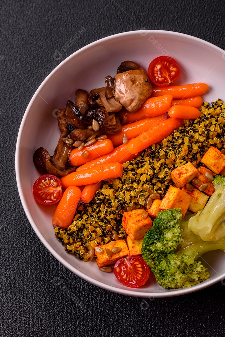 Legumes e verduras sobre prato em uma mesa de concreto