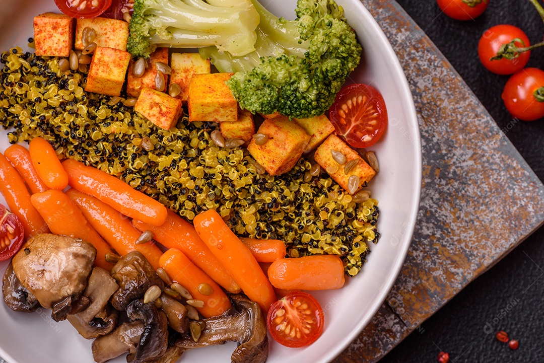 Legumes e verduras sobre prato em uma mesa de concreto