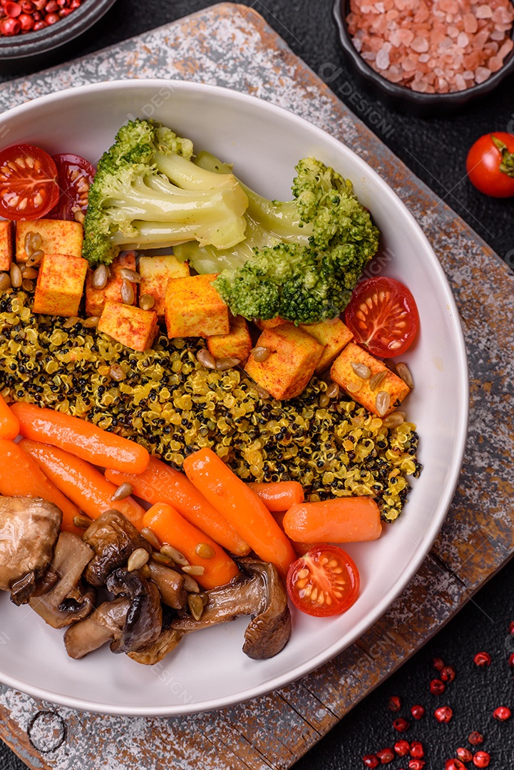 Legumes e verduras sobre prato em uma mesa de concreto
