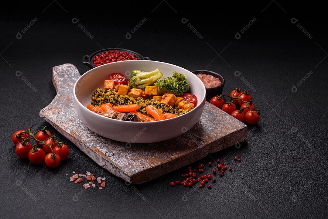 Legumes e verduras sobre prato em uma mesa de concreto