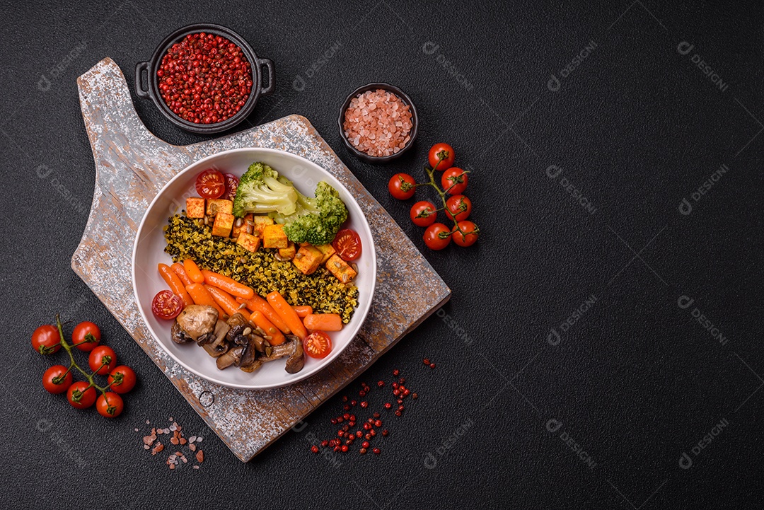 Legumes e verduras sobre prato em uma mesa de concreto