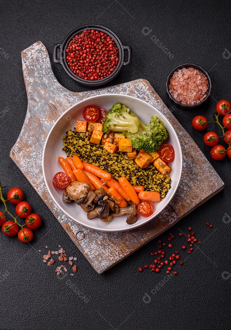 Legumes e verduras sobre prato em uma mesa de concreto