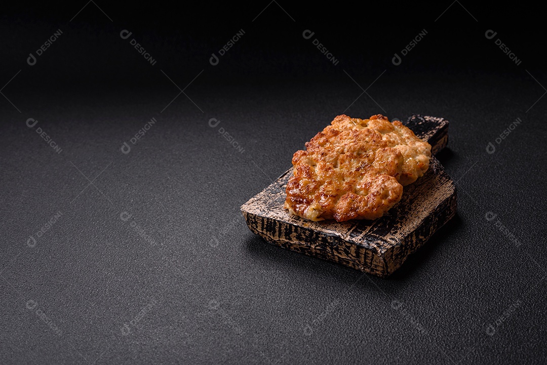 Carne a milanesa sobre prato em uma mesa de concreto