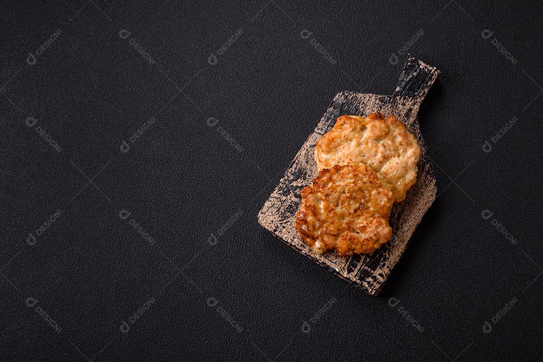 Carne a milanesa sobre prato em uma mesa de concreto