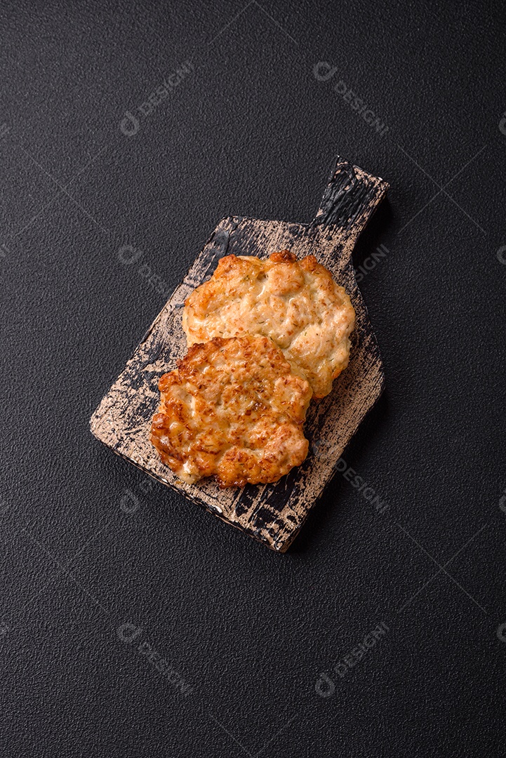 Carne a milanesa sobre prato em uma mesa de concreto