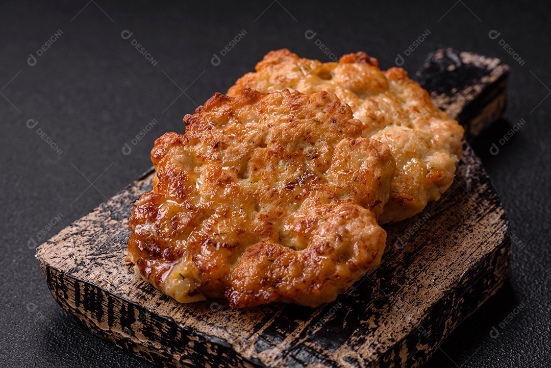 Carne a milanesa sobre prato em uma mesa de concreto