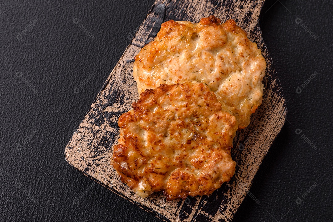 Carne a milanesa sobre prato em uma mesa de concreto