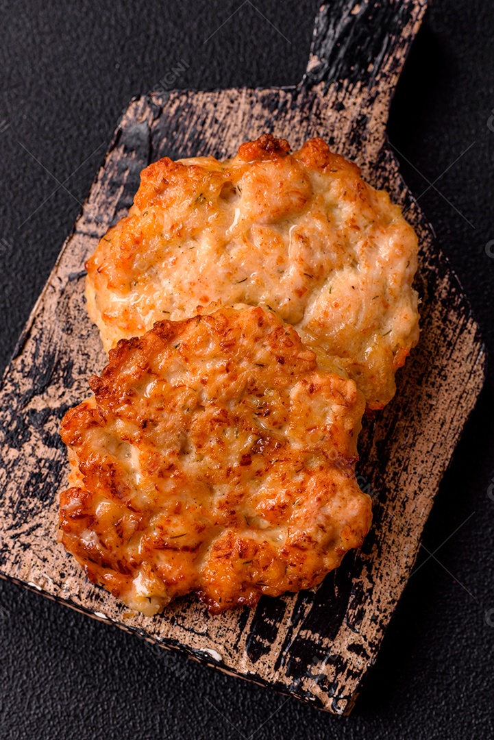 Carne a milanesa sobre prato em uma mesa de concreto