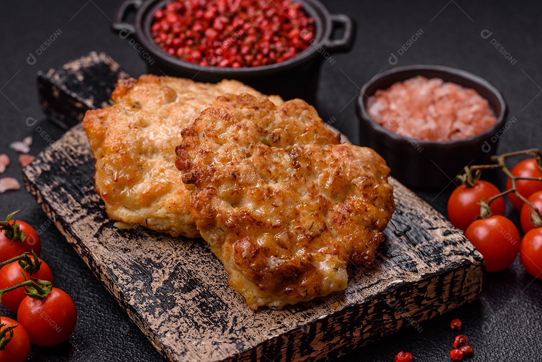 Carne a milanesa sobre prato em uma mesa de concreto