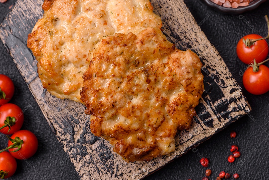 Carne a milanesa sobre prato em uma mesa de concreto