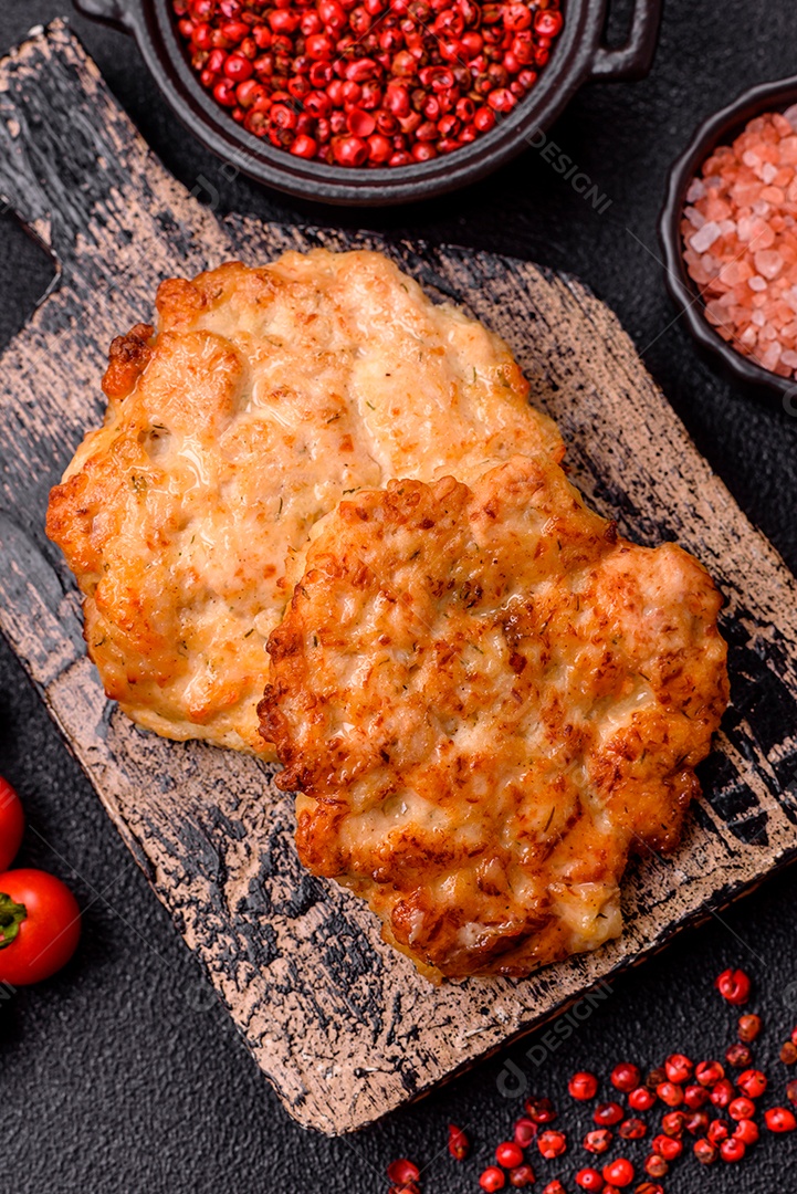 Carne a milanesa sobre prato em uma mesa de concreto