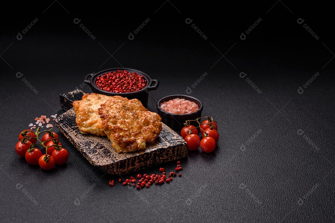 Carne a milanesa sobre prato em uma mesa de concreto