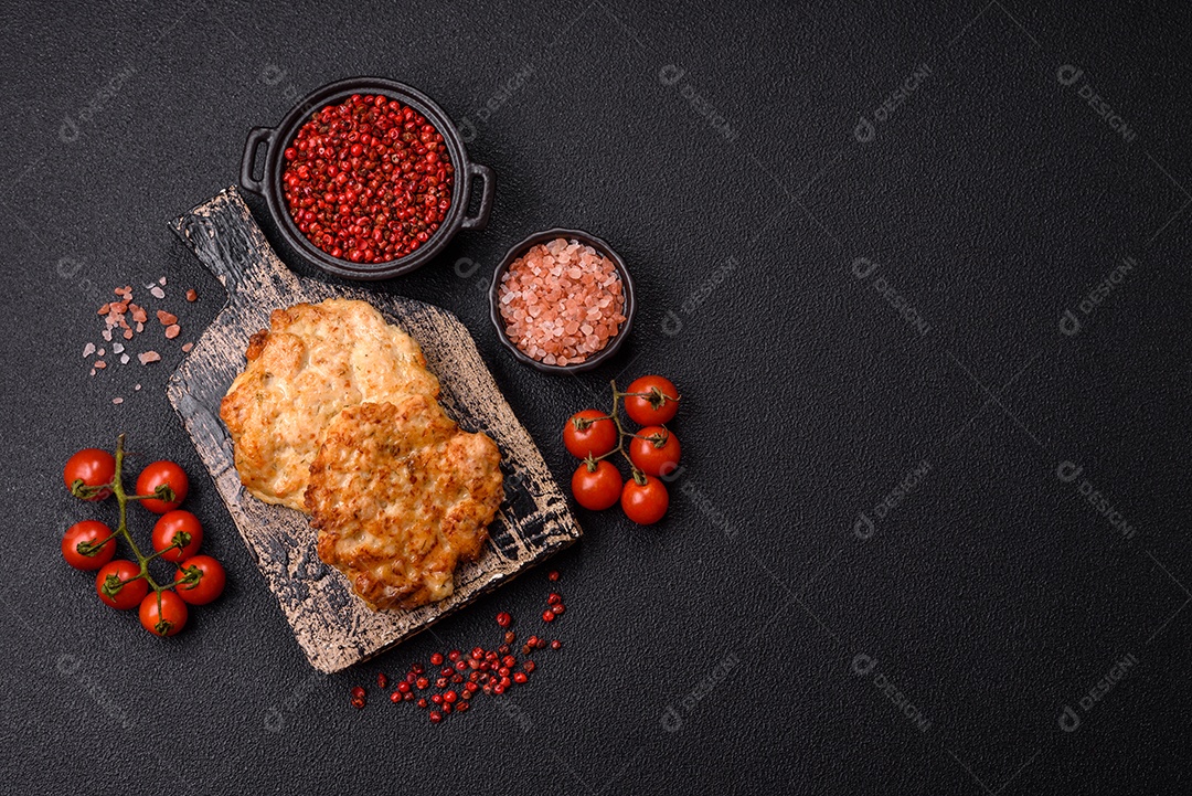 Carne a milanesa sobre prato em uma mesa de concreto