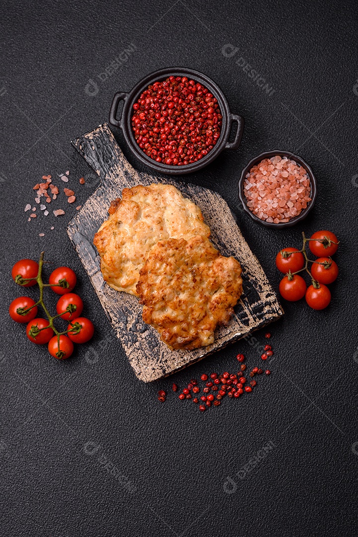 Carne a milanesa sobre prato em uma mesa de concreto