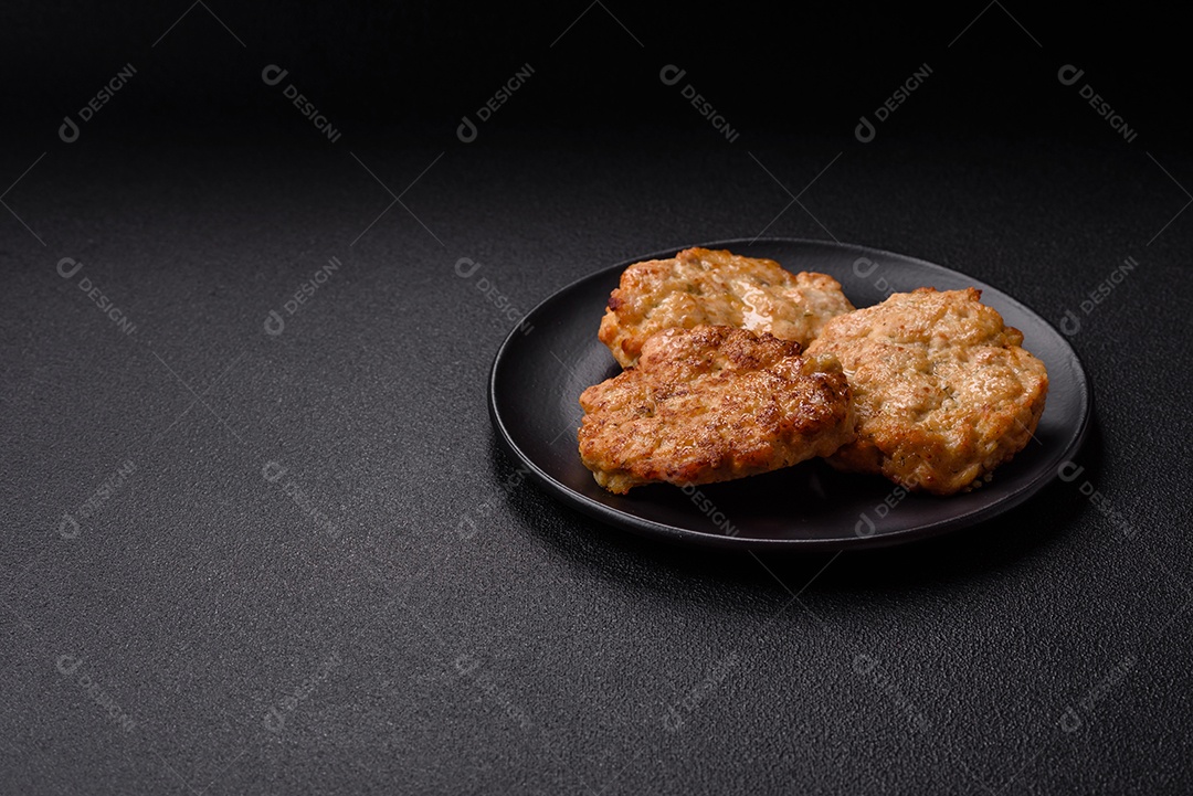 Carne a milanesa sobre prato em uma mesa de concreto