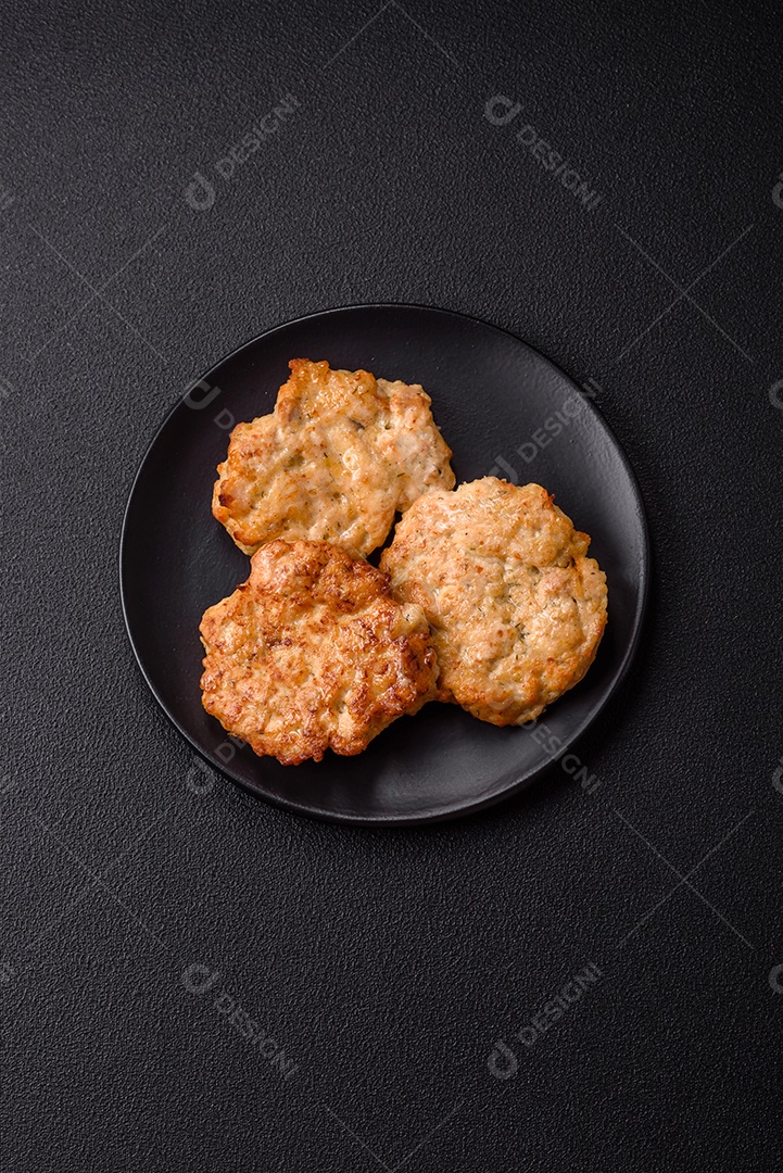 Carne a milanesa sobre prato em uma mesa de concreto