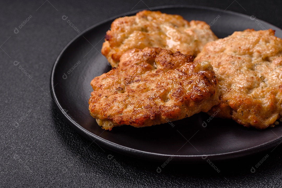 Carne a milanesa sobre prato em uma mesa de concreto
