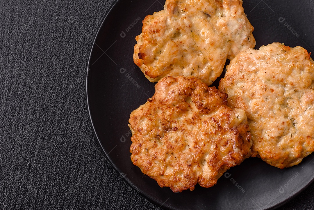 Carne a milanesa sobre prato em uma mesa de concreto