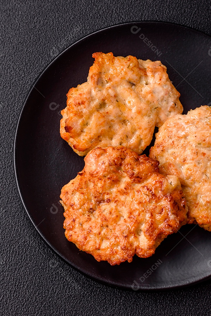 Deliciosa carne a milanesa sobre prato branco mesa concreto