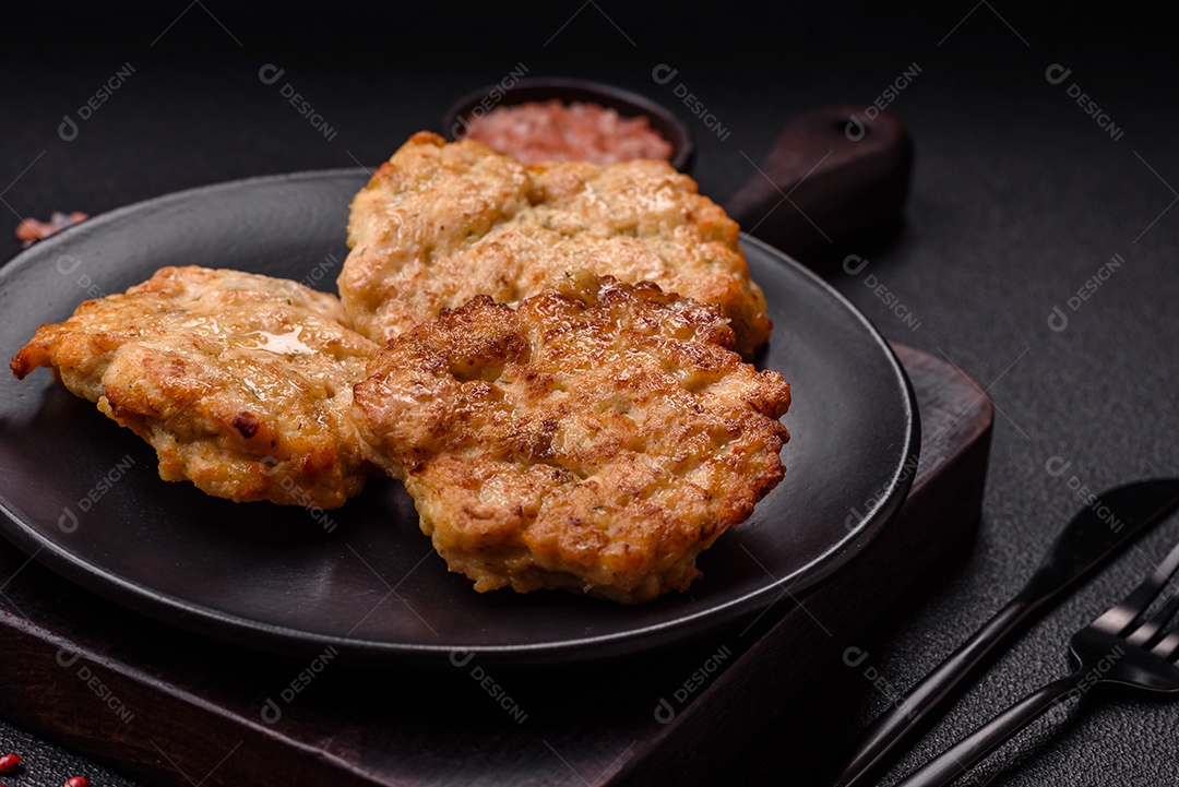 Carne a milanesa sobre prato em uma mesa de concreto