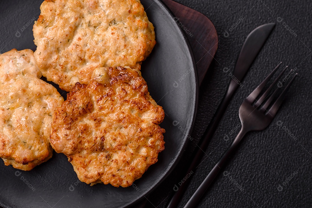 Carne a milanesa sobre prato em uma mesa de concreto