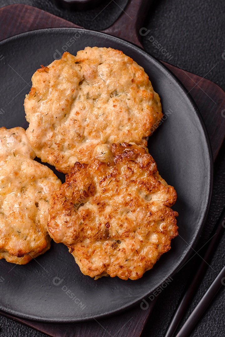 Deliciosa carne a milanesa sobre prato branco mesa concreto