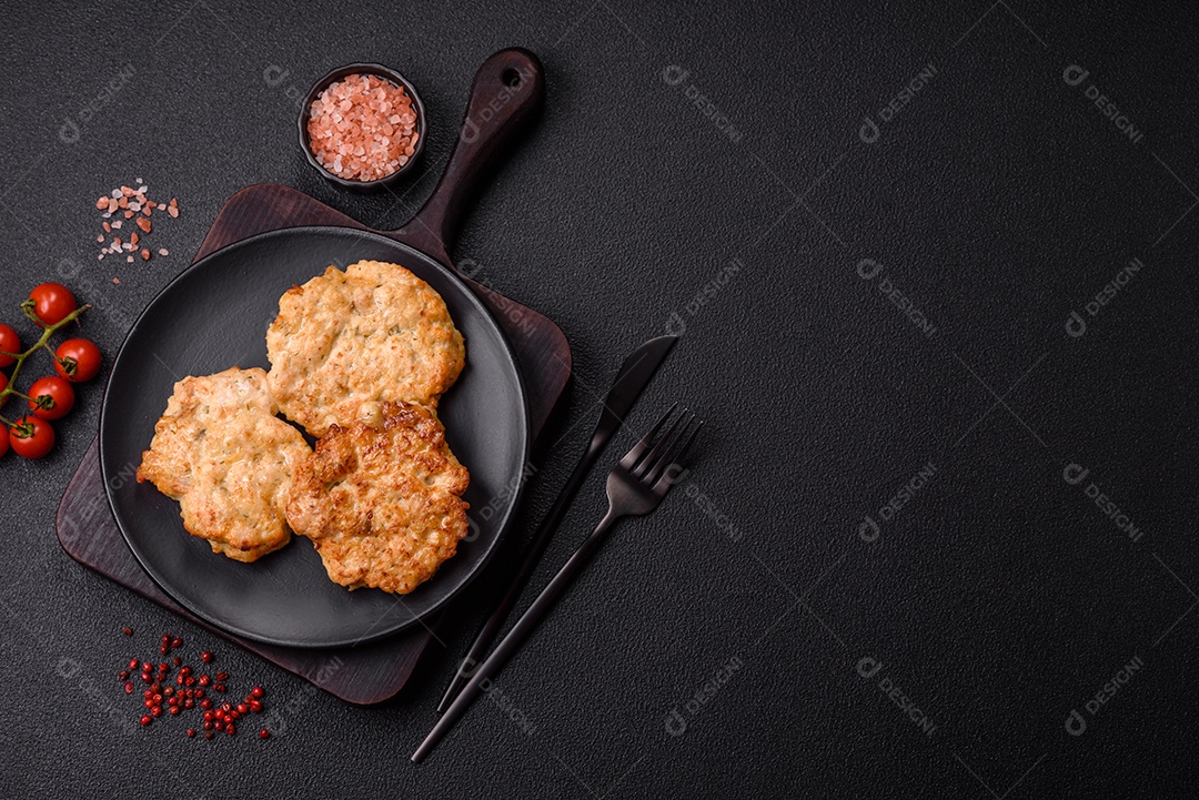 Deliciosa carne a milanesa sobre prato branco mesa concreto