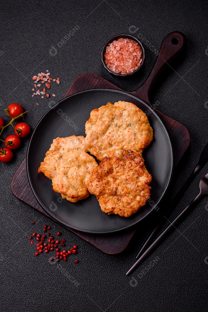 Deliciosa carne a milanesa sobre prato branco mesa concreto