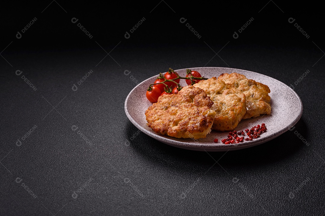 Deliciosa carne a milanesa sobre prato branco mesa concreto