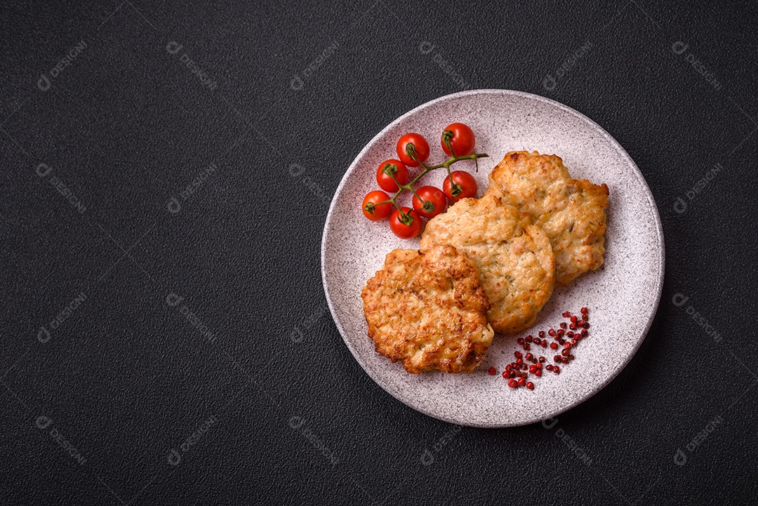 Deliciosa carne a milanesa sobre prato branco mesa concreto