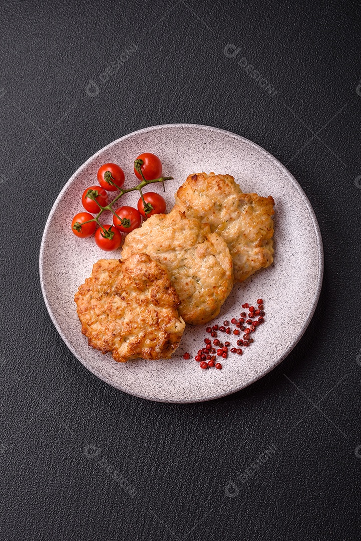 Deliciosa carne a milanesa sobre prato branco mesa concreto