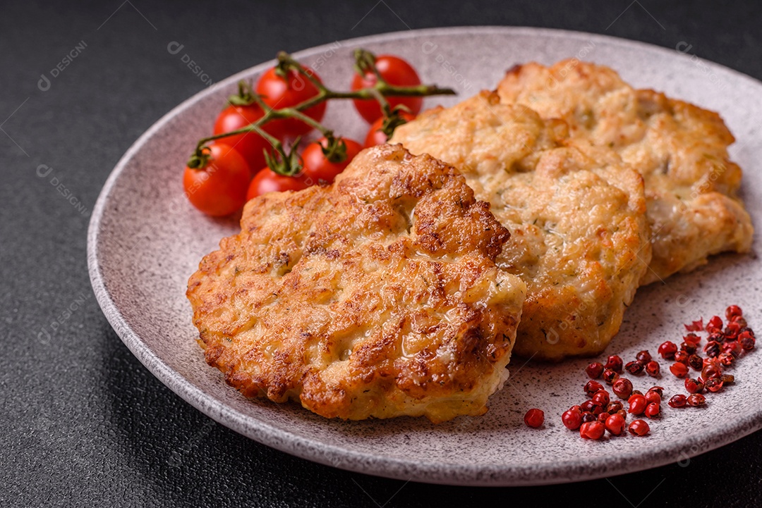 Deliciosa carne a milanesa sobre prato branco mesa concreto