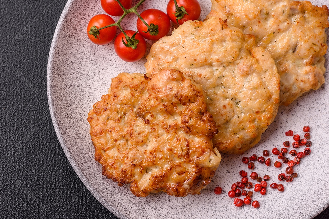 Deliciosa carne a milanesa sobre prato branco mesa concreto