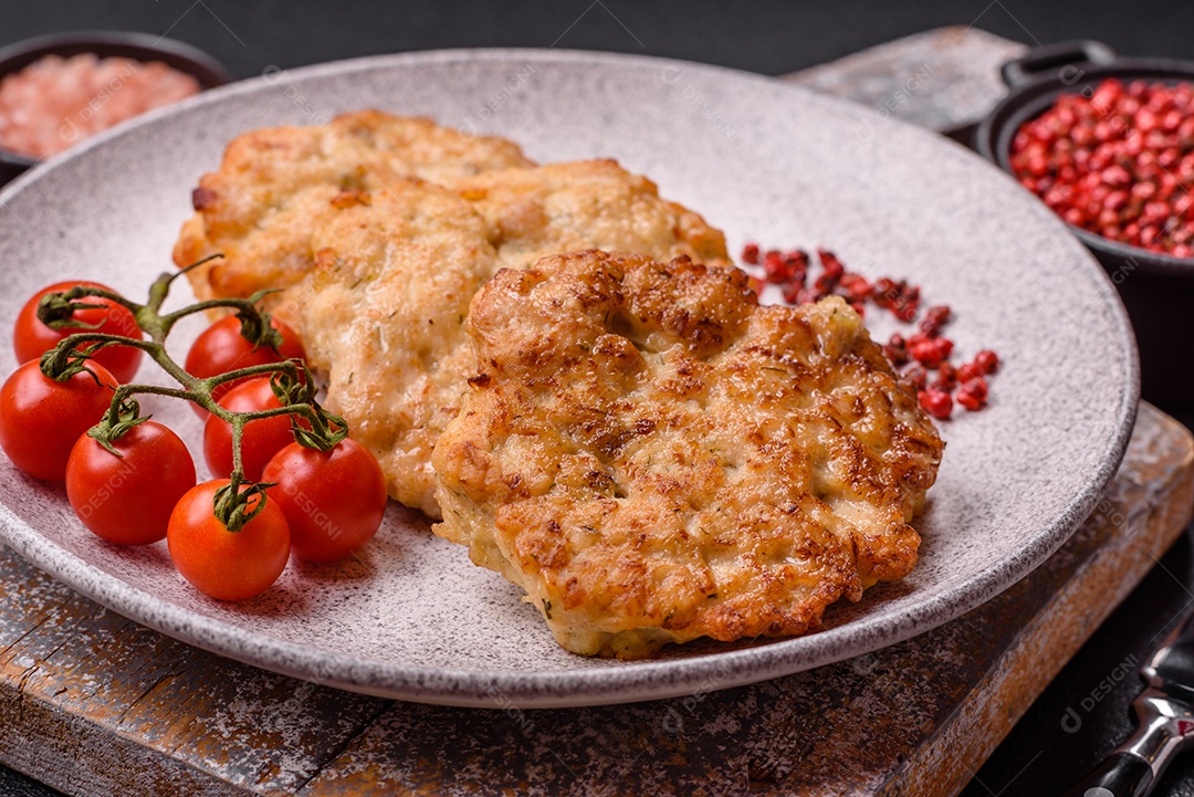 Deliciosa carne a milanesa sobre prato branco mesa concreto