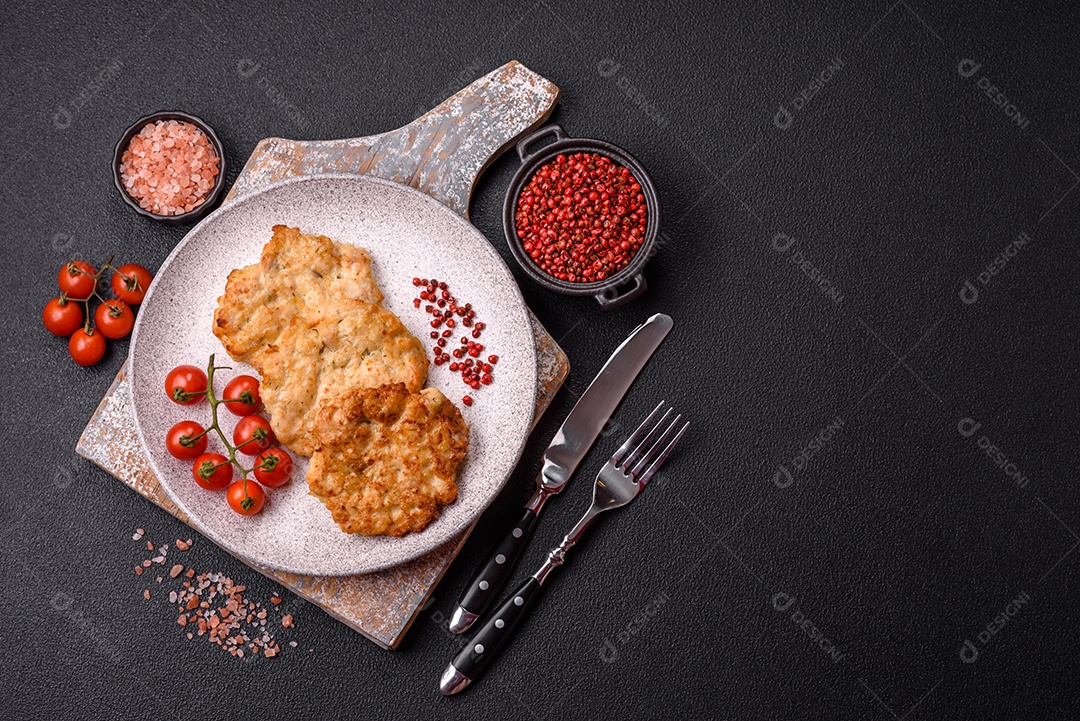 Delicioso arroz recheado sobre prato uma mesa de concreto