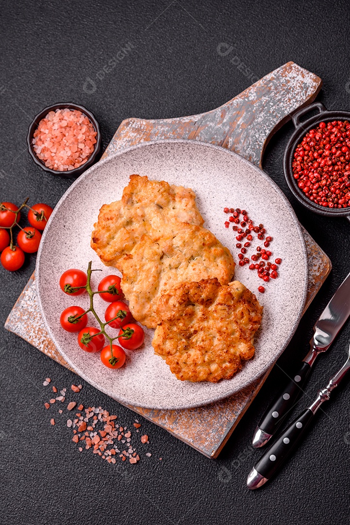 Deliciosa carne a milanesa sobre prato branco mesa concreto